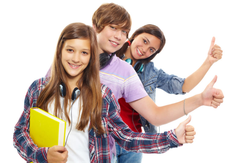 jeunes étudiants heureux soutien scolaire Apprendre autrement grâce au soutien scolaire