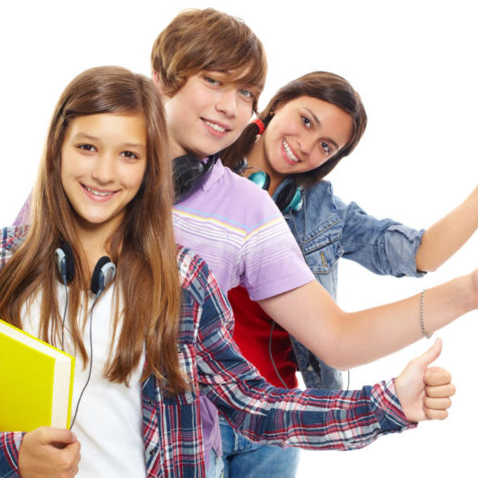 jeunes étudiants heureux soutien scolaire Apprendre autrement grâce au soutien scolaire